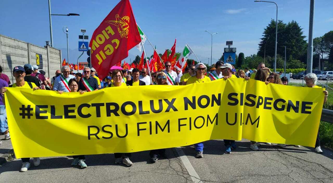 https://statics.cedscdn.it/photos/MED_HIGH/2026/06/18/9600055_18100738_electrolux_manifestazione_porcia.jpg