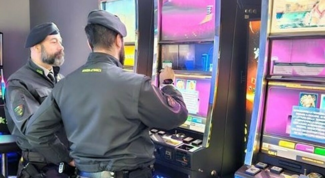 https://statics.cedscdn.it/photos/MED_HIGH/2026/06/18/9600212_18122544_sala_slot_machine_bancomat_abusivo_riciclaggio_padova.jpg