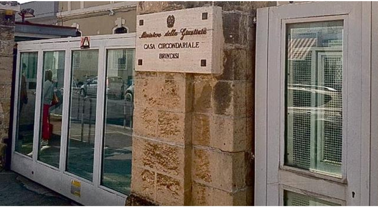 detenuto evaso dal carcere di brindisi si arrampica sul muro e scappa da Quotidianodipuglia.it detenuto evaso dal carcere di brindisi si arrampica sul muro e scappa