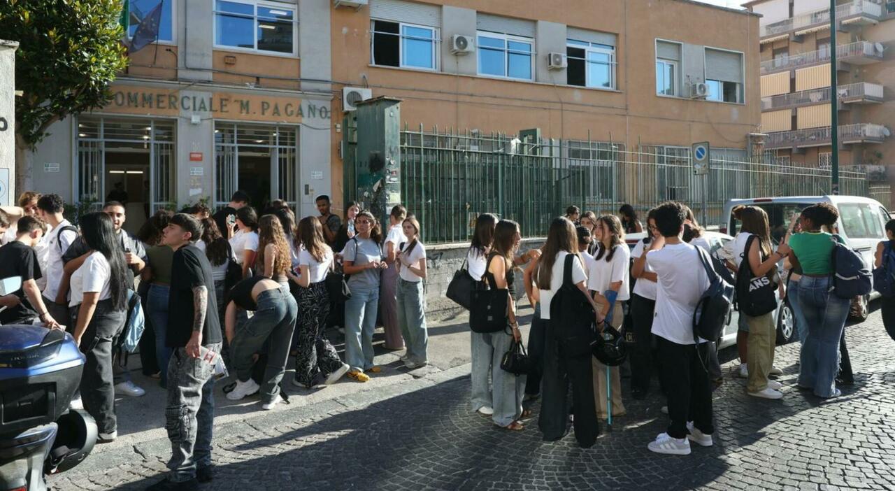 https://statics.cedscdn.it/photos/MED_HIGH/2026/06/18/9600463_18153159_maturita_napoli_metro.jpg