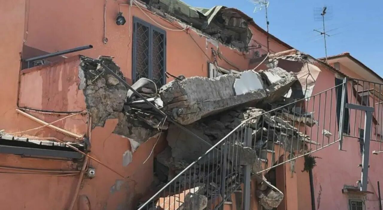 crollo in una palazzina a ercolano in salvo due residenti rimasti bloccati in casa da Ilmattino.it crollo in una palazzina a ercolano in salvo due residenti rimasti bloccati in casa