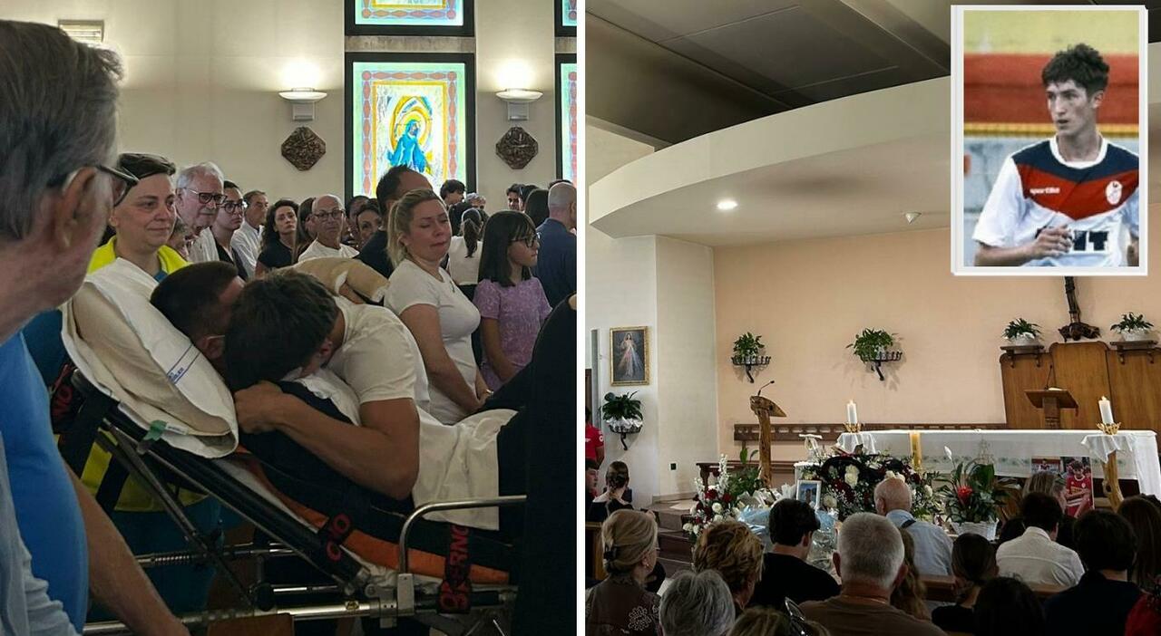 ai funerali di pietro borsini l abbraccio che strappa il cuore quello degli amici sopravvissuti allo schianto da Corriereadriatico.it ai funerali di pietro borsini l abbraccio che strappa il cuore quello degli amici sopravvissuti allo schianto