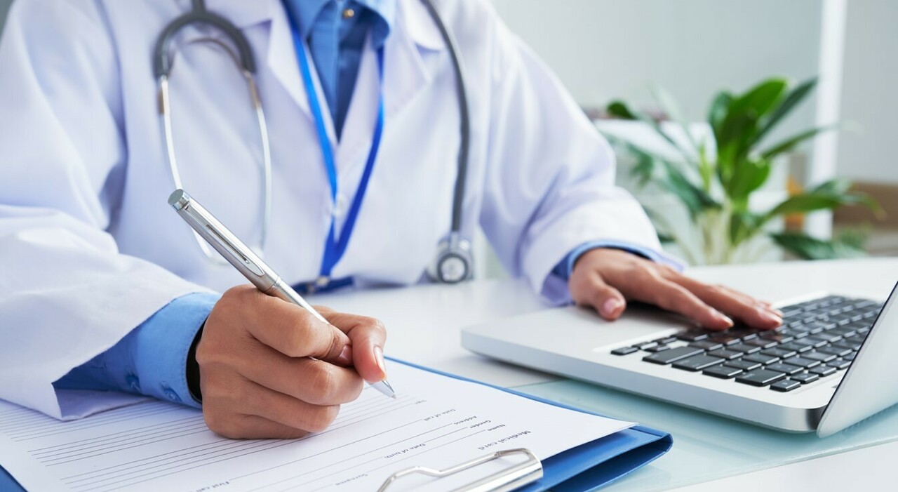 https://statics.cedscdn.it/photos/MED_HIGH/2026/06/18/9600629_18173118_neinte_medico_paese_sindaco_ordinanza_autoguarigione_divieto_aggravamento.jpg