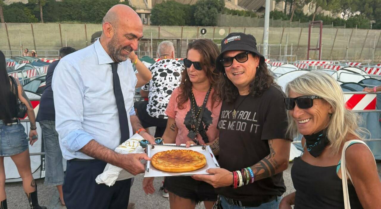 il sindaco offre il calzone con la cipolla il saluto al popolo di vasco da Quotidianodipuglia.it il sindaco offre il calzone con la cipolla il saluto al popolo di vasco