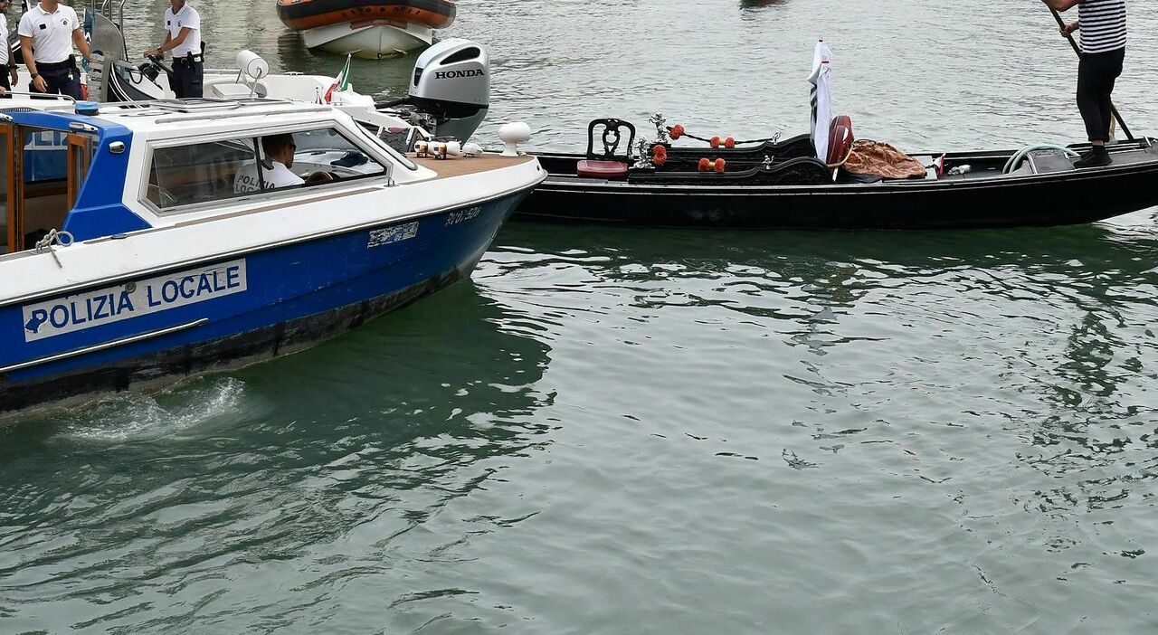 gondoliere batte la testa e finisce in acqua dopo l incidente con un imbarcazione nel canal grande portato in ospedale da Ilgazzettino.it gondoliere batte la testa e finisce in acqua dopo l incidente con un imbarcazione nel canal grande portato in ospedale