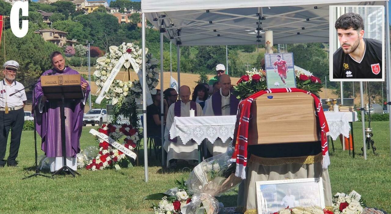 i funerali davide paglialunga applausi allo stadio all ingresso del feretro del calciatore morto nell incidente di domenica da Corriereadriatico.it i funerali davide paglialunga applausi allo stadio all ingresso del feretro del calciatore morto nell incidente di domenica