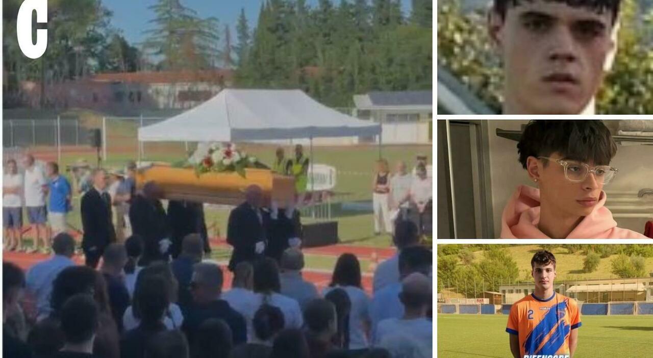 un silenzio surreale all ingresso dei feretri di nicolas giorgio e daniele all helvia recina i funerali dei ragazzi morti nello schianto in superstrada da Corriereadriatico.it un silenzio surreale all ingresso dei feretri di nicolas giorgio e daniele all helvia recina i funerali dei ragazzi morti nello schianto in superstrada
