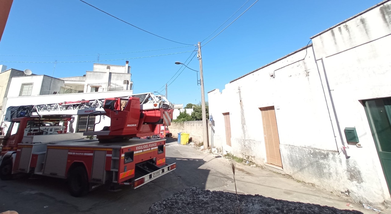 crolla un abitazione e i detriti danneggiano un auto paura nel salento da Quotidianodipuglia.it crolla un abitazione e i detriti danneggiano un auto paura nel salento