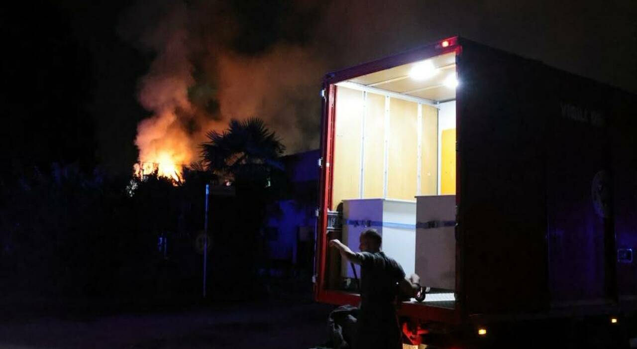 incendio in casa nella notte le fiamme divampate dal tetto un ferito da Ilgazzettino.it incendio in casa nella notte le fiamme divampate dal tetto un ferito