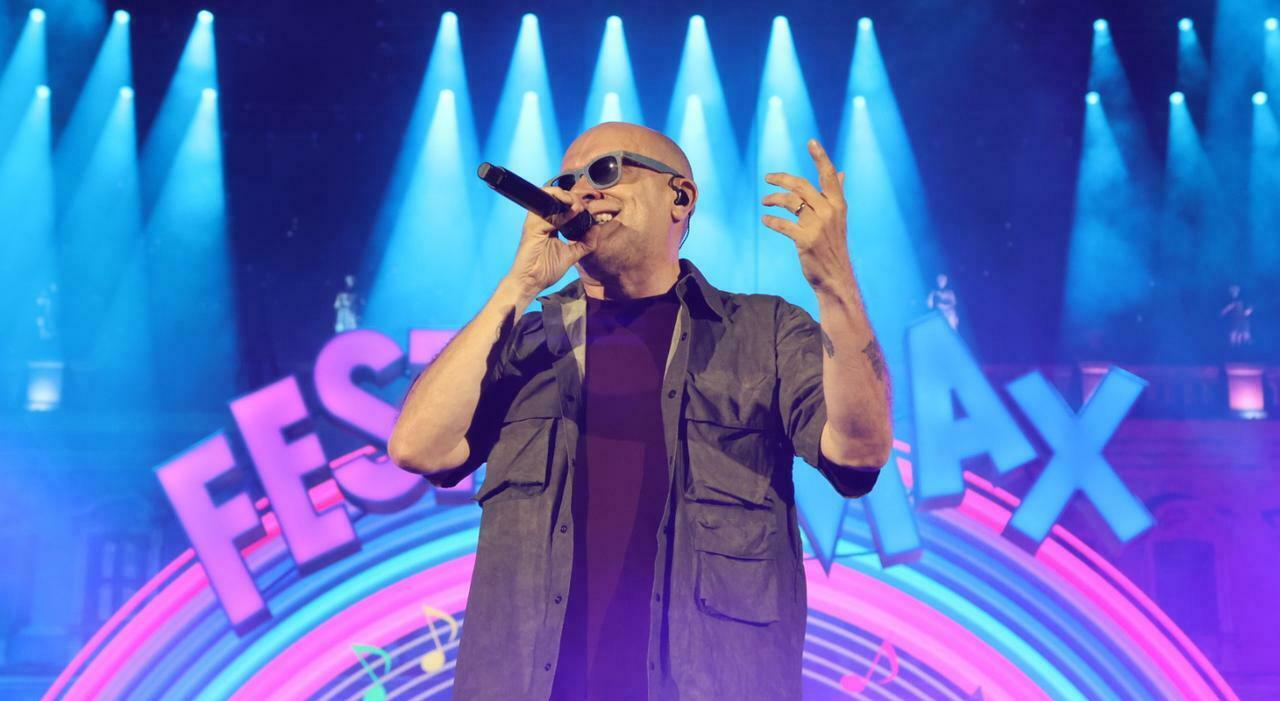 napoli max pezzali allo stadio maradona rotta per casa di d10s da Ilmattino.it napoli max pezzali allo stadio maradona rotta per casa di d10s