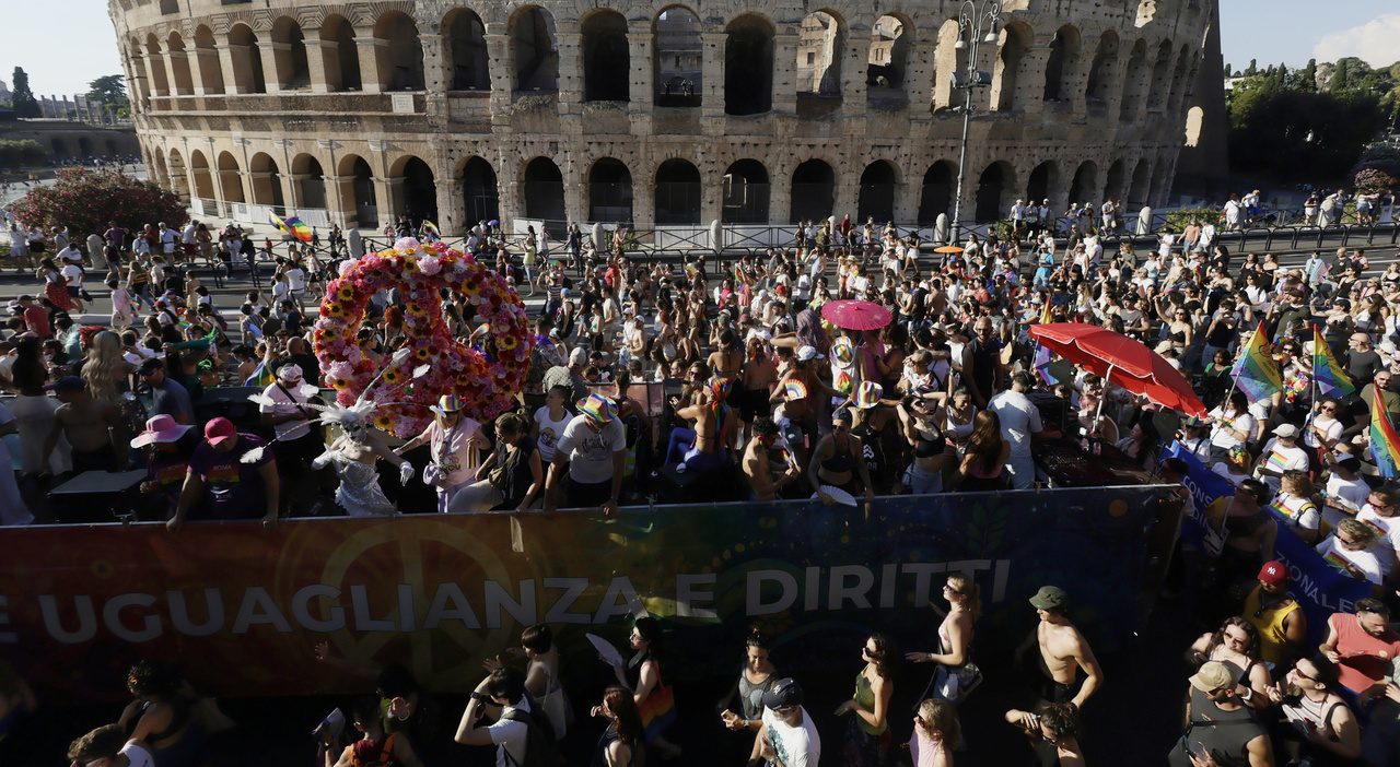 https://statics.cedscdn.it/photos/MED_HIGH/2026/06/20/9604382_20203706_gay_pride_roma_diretta_oggi_3_.jpg