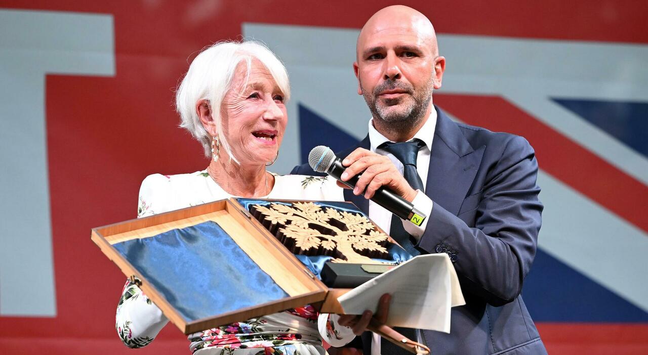 https://statics.cedscdn.it/photos/MED_HIGH/2026/06/20/9604417_20153517_checco_zalone_helen_mirren_premio_ulivi_salento_xylella.jpg