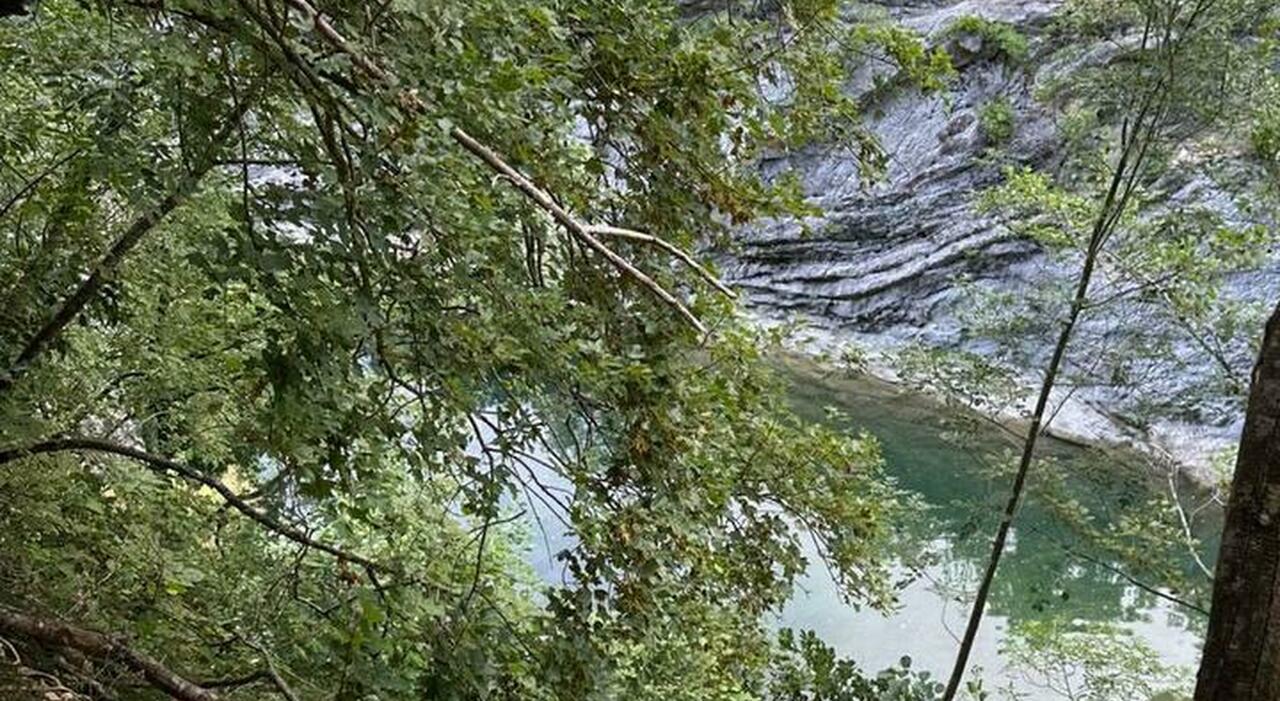 paura a pianello bambino scivola in una scarpata a pochi metri dal fiume per salvarlo precipitano anche padre e madre da Corriereadriatico.it paura a pianello bambino scivola in una scarpata a pochi metri dal fiume per salvarlo precipitano anche padre e madre