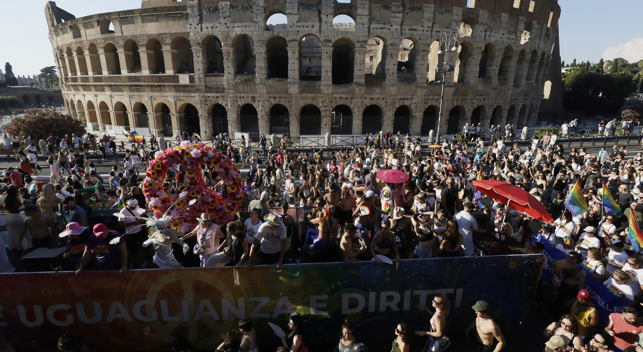 https://statics.cedscdn.it/photos/MED_HIGH/2026/06/21/9605941_21104658_pride_roma_proposta_matrimonio_colosseo_future_spose_momento_indimenticabile_oggi.jpg