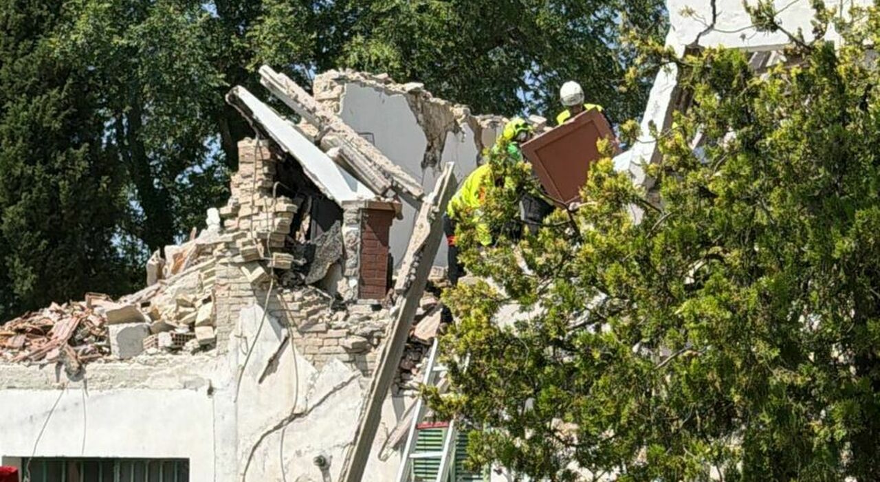 crolla una casa colonica a rosora una persona sotto le macerie da Corriereadriatico.it crolla una casa colonica a rosora una persona sotto le macerie