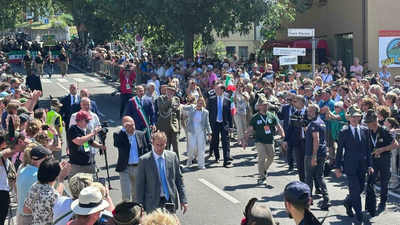 https://statics.cedscdn.it/photos/MED_HIGH/2026/06/21/9605994_21115807_meloni_alpini_raduno_friuli_video.jpg