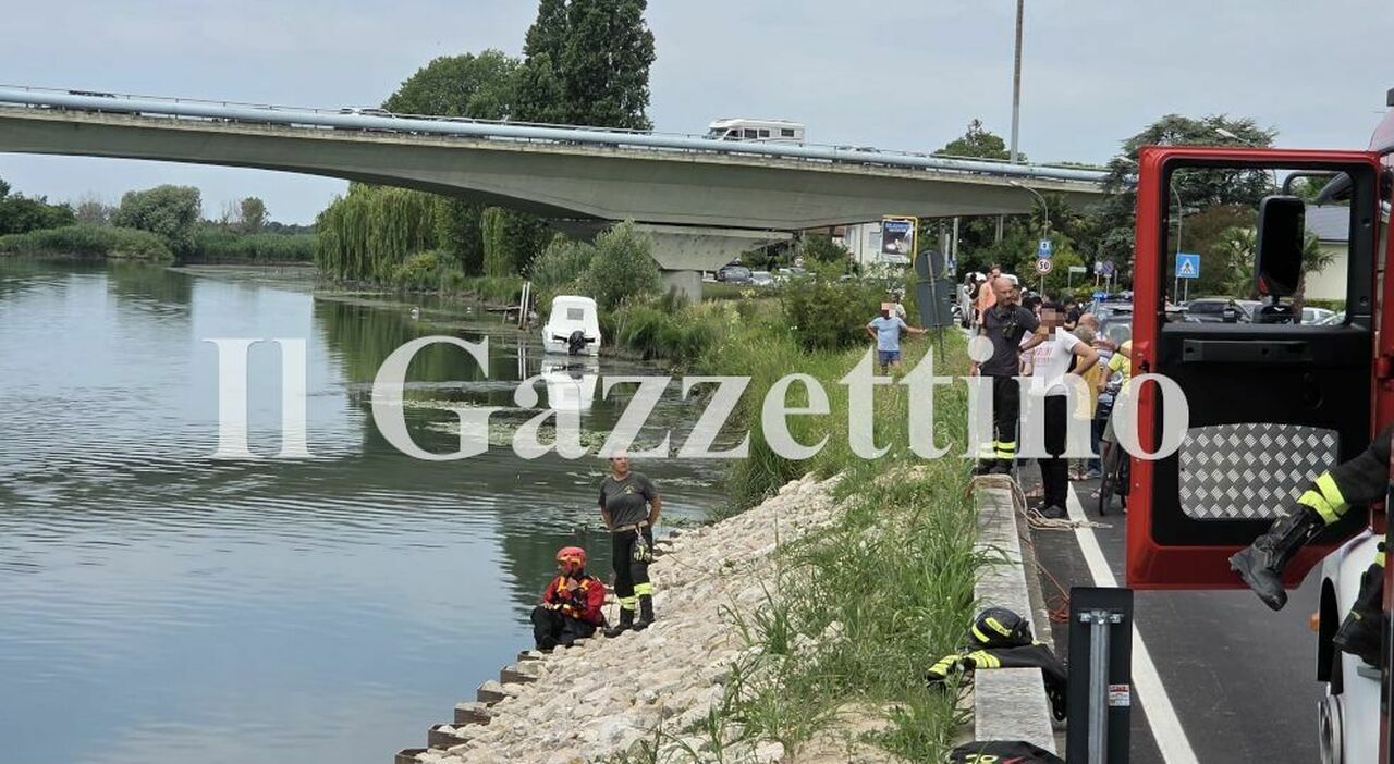 auto si inabissa nel sile recuperato un corpo due passanti si erano tuffati nel tentativo di salvare il conducente da Ilgazzettino.it auto si inabissa nel sile recuperato un corpo due passanti si erano tuffati nel tentativo di salvare il conducente
