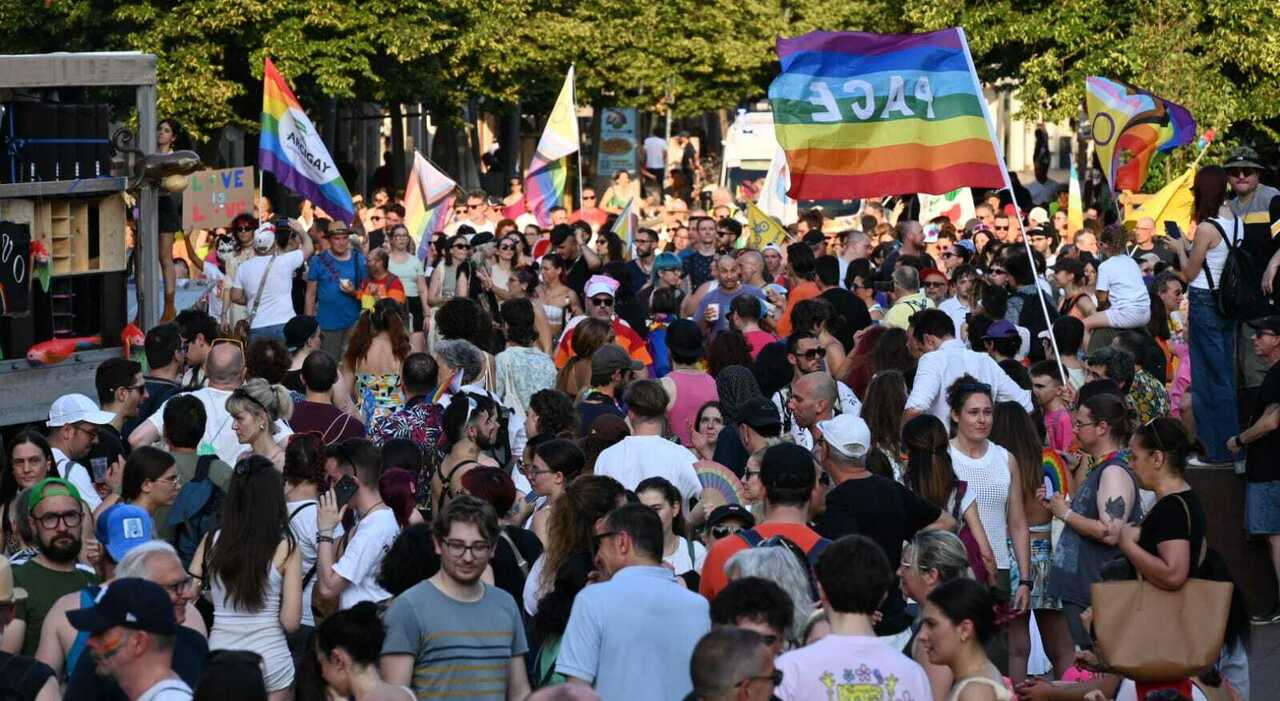 https://statics.cedscdn.it/photos/MED_HIGH/2026/06/21/9606038_21131325_pride_serenata_rap_sindaco_cittadin_luxuria_cosa_ha_detto.jpg