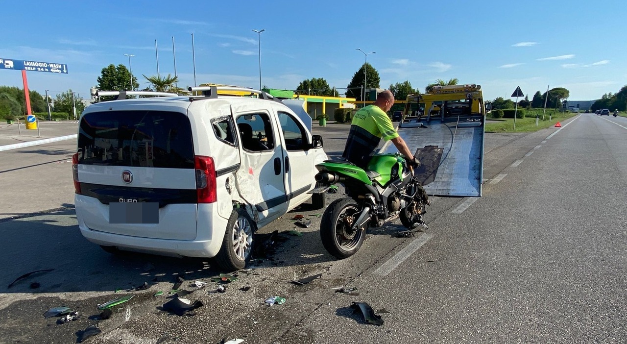 Incidente tra moto e auto, morto un giovane motociclista Incidente tra moto e auto, morto un giovane motociclista