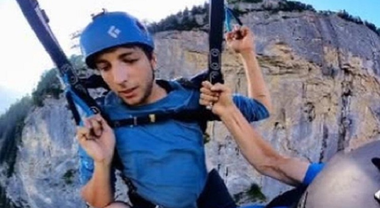 base jumper si schianta con la tuta alare il volo dal castello delle nevere con l amico poi l errore contro gli alberi trovato senza vita tra i boschi da Ilgazzettino.it base jumper si schianta con la tuta alare il volo dal castello delle nevere con l amico poi l errore contro gli alberi trovato senza vita tra i boschi