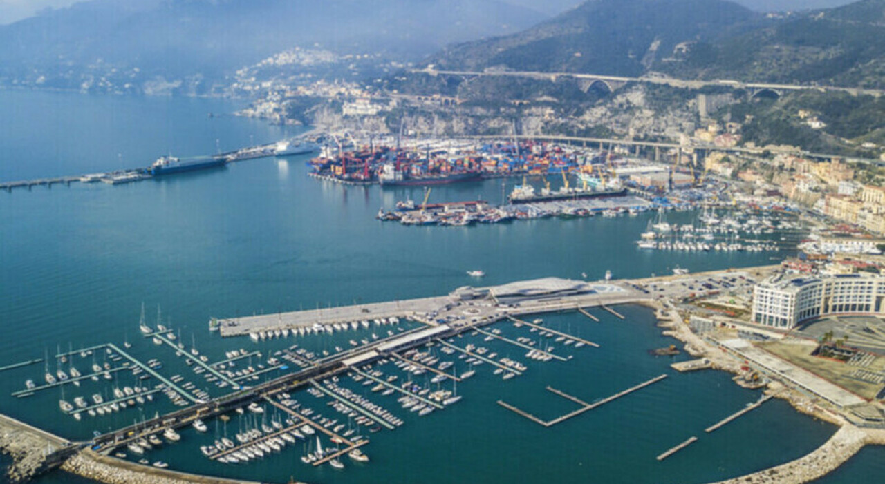 incendio nel porto di salerno fiamme su un traghetto vicino al molo manfredi da Ilmattino.it incendio nel porto di salerno fiamme su un traghetto vicino al molo manfredi