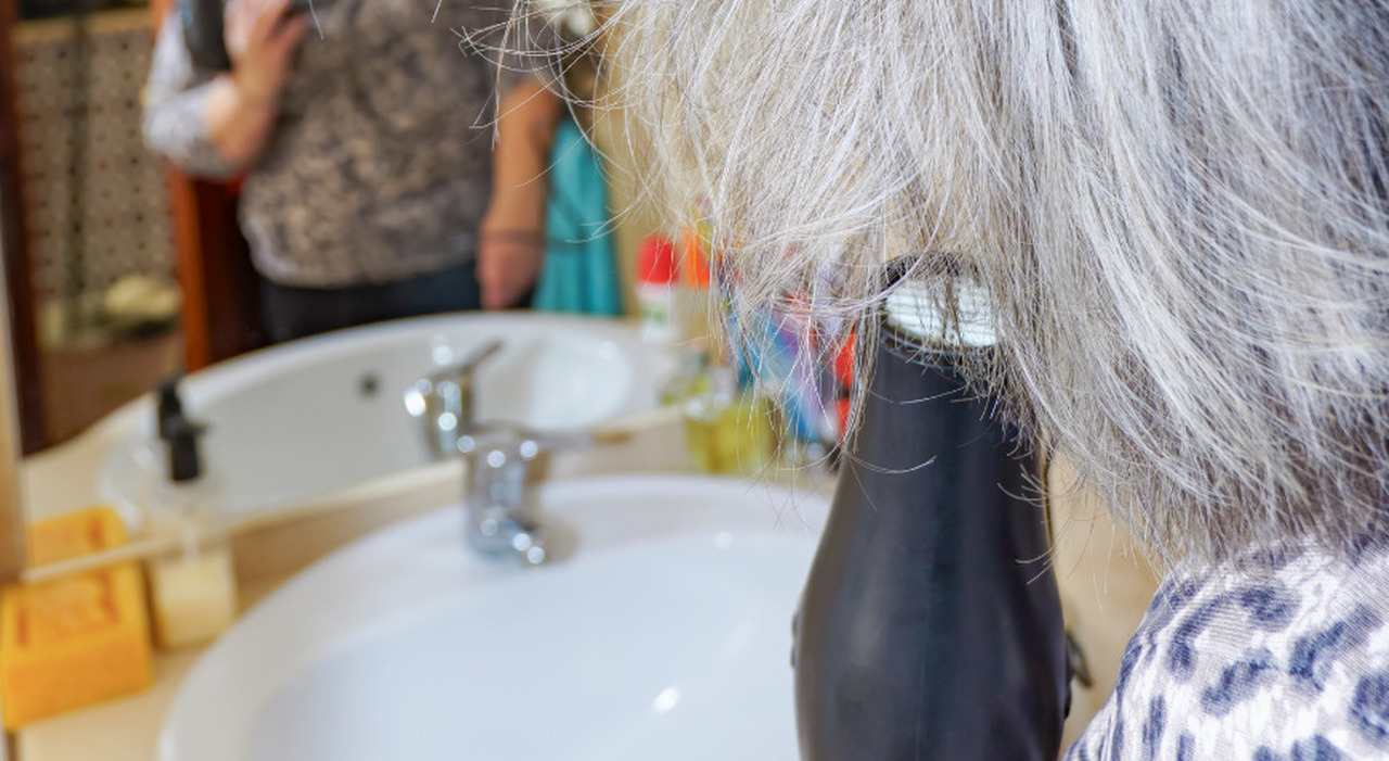 folgorata mentre si asciuga i capelli a casa morta un anziana da Ilgazzettino.it folgorata mentre si asciuga i capelli a casa morta un anziana