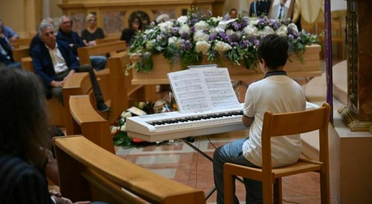 il nipote jona suona per nonno rodolfo giampaoli il duomo si commuove allultimo saluto da Corriereadriatico.it il nipote jona suona per nonno rodolfo giampaoli il duomo si commuove allultimo saluto
