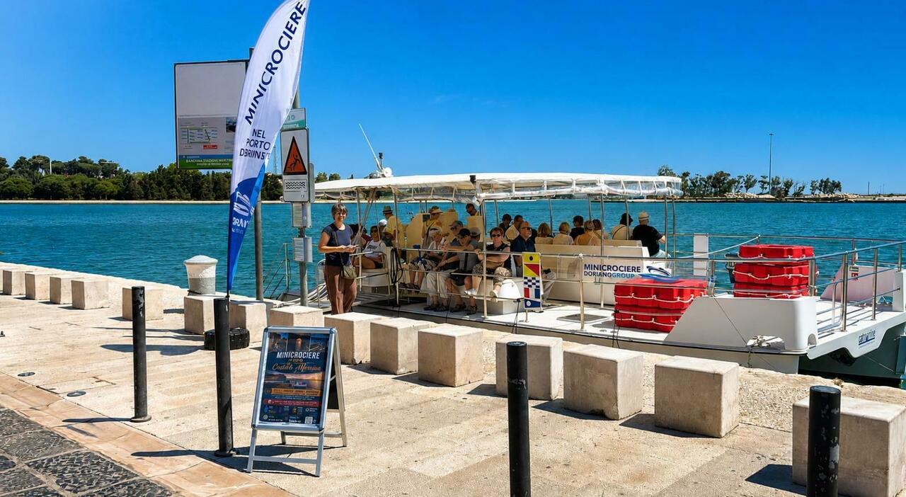 minicrociere in catamarano nel porto e visite al castello alfonsino la novit224 dell estate apprezzata dai turisti da Quotidianodipuglia.it minicrociere in catamarano nel porto e visite al castello alfonsino la novit224 dell estate apprezzata dai turisti