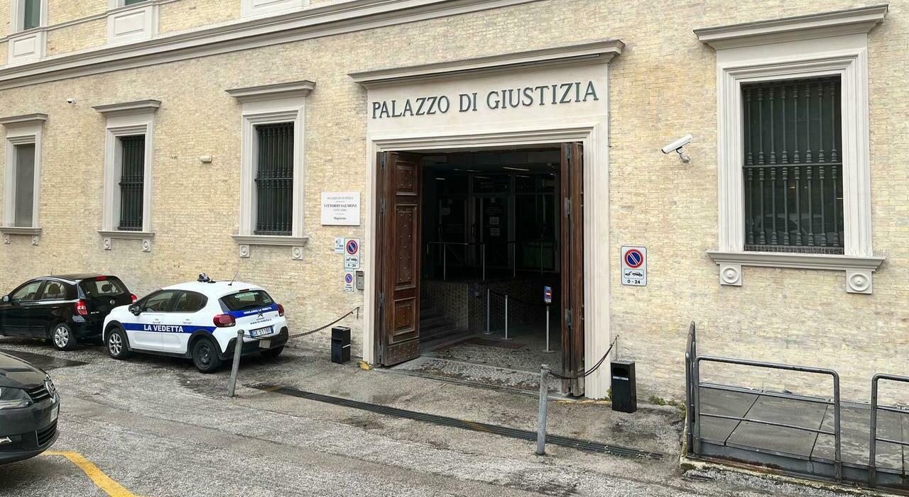 violentata e filmata a monte roberto i video sul web diventerai carne macinata per cani da Corriereadriatico.it violentata e filmata a monte roberto i video sul web diventerai carne macinata per cani