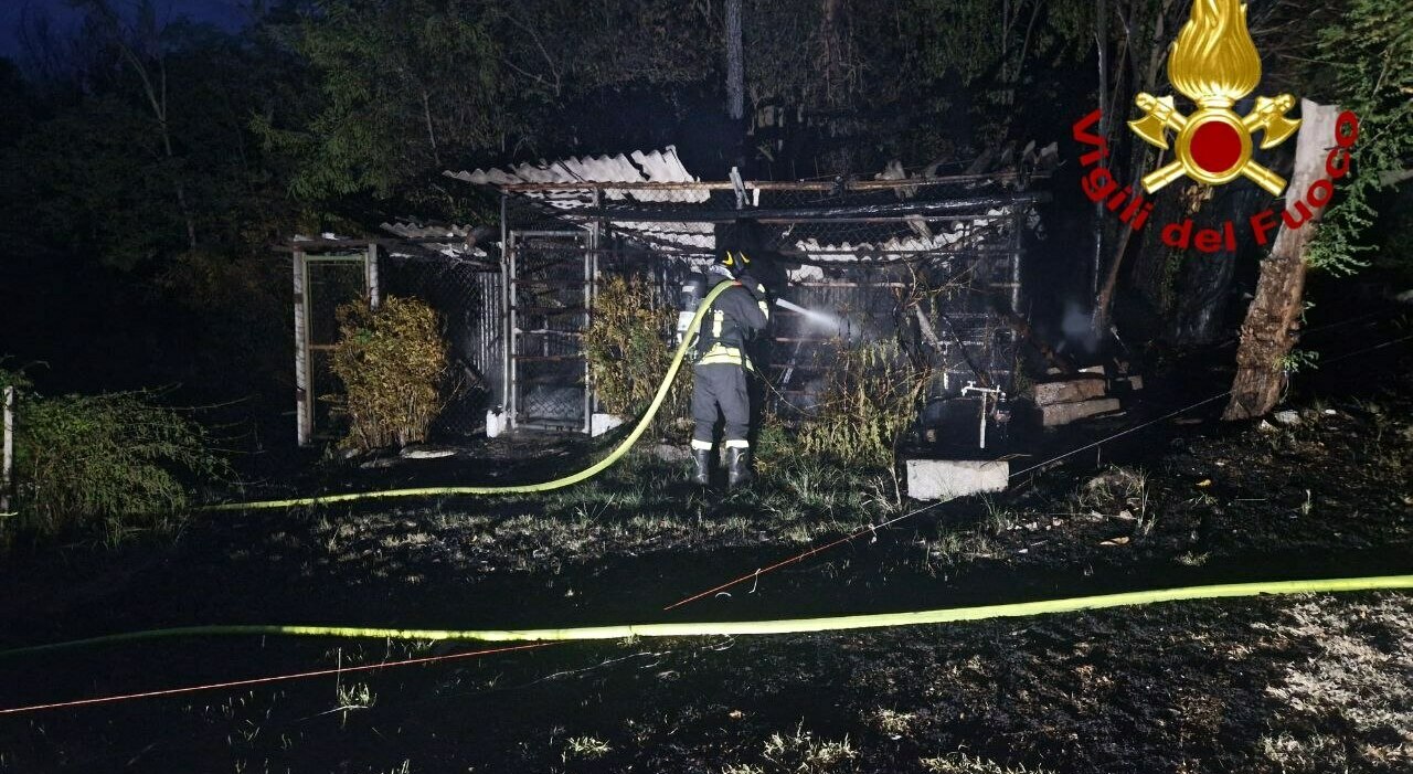 https://statics.cedscdn.it/photos/MED_HIGH/2026/06/23/9609330_23083903_incendio_arqua_petrarca_vigili_del_fuoco.jpg