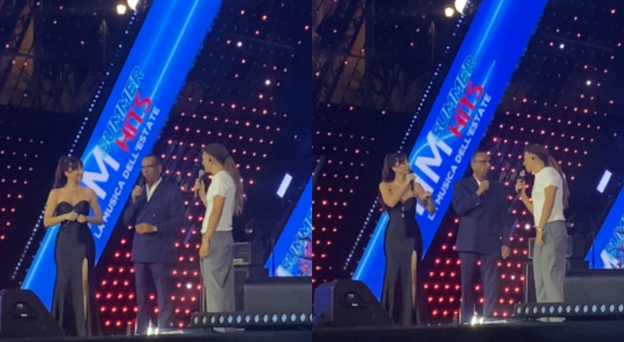 https://statics.cedscdn.it/photos/MED_HIGH/2026/06/23/9609451_23110932_sayf_fa_cantare_piazza_del_popolo_lo_show_con_tu_mi_piaci_tanto_e_la_battuta_sulla_sua_domenica_i.jpg