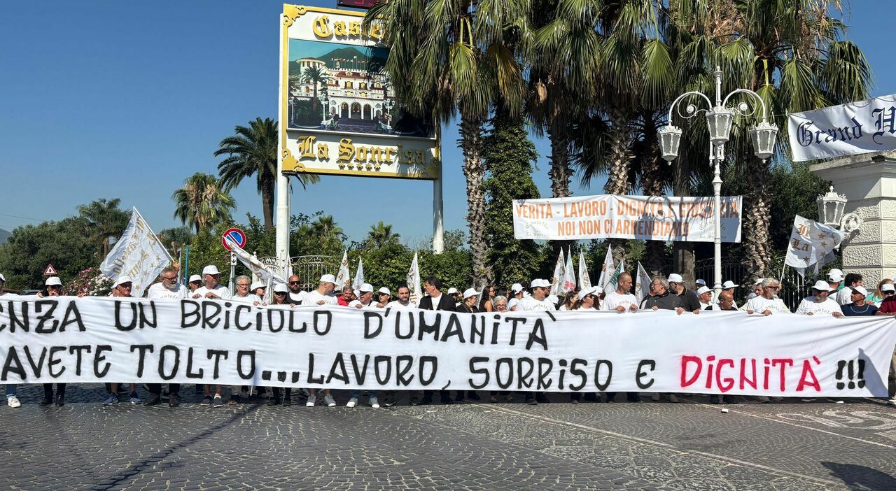 la sonrisa sit in dei lavoratori all esterno del castello delle cerimonie vogliamo dignit224 da Ilmattino.it la sonrisa sit in dei lavoratori all esterno del castello delle cerimonie vogliamo dignit224