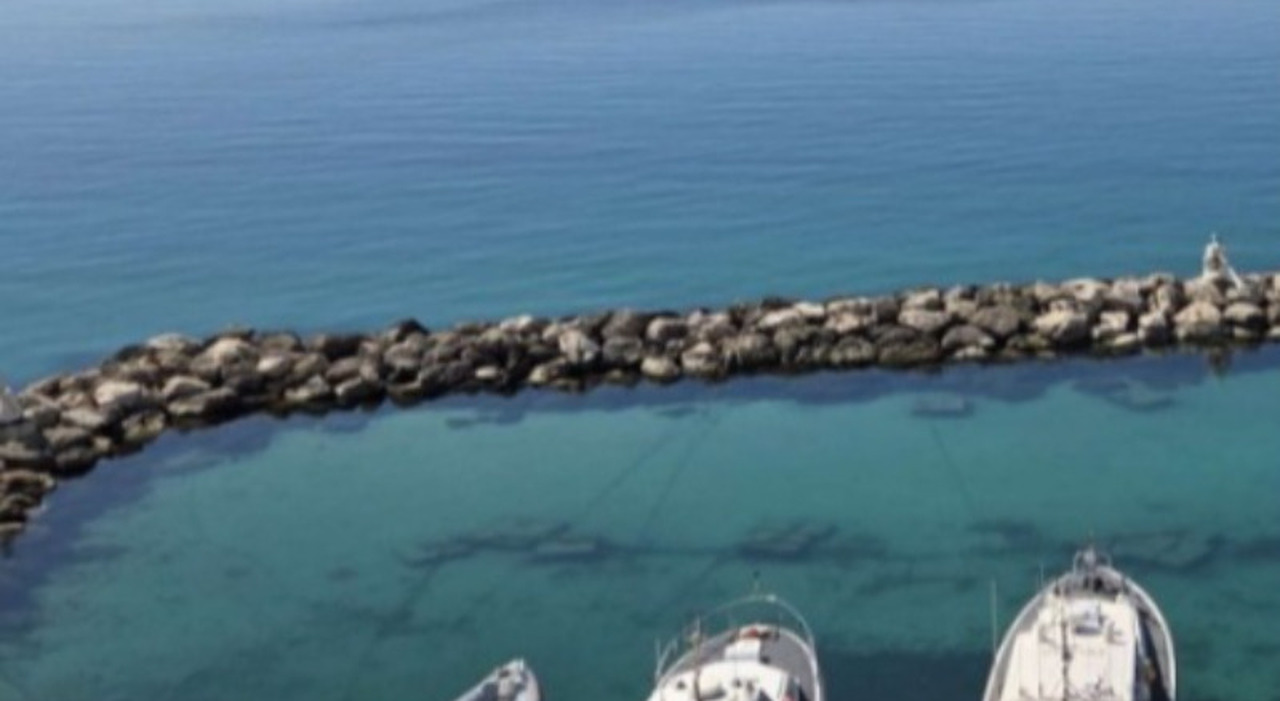 bagnanti rischiano di annegare soccorsi e portati in salvo da Quotidianodipuglia.it bagnanti rischiano di annegare soccorsi e portati in salvo