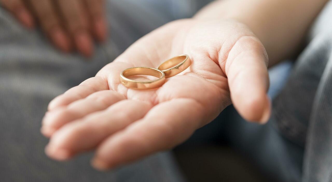 https://statics.cedscdn.it/photos/MED_HIGH/2026/06/25/9613741_25103857_close_up_hand_holding_wedding_rings.jpg