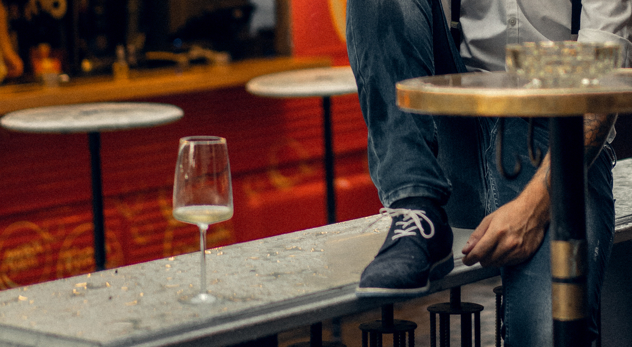 https://statics.cedscdn.it/photos/MED_HIGH/2026/06/26/9615791_26085241_young_bearded_man_cafe_street_with_glass_wine_romantic_guy_white_shirt_cap_suspenders_city_peaky_blinders_old_fassion_retro.jpg