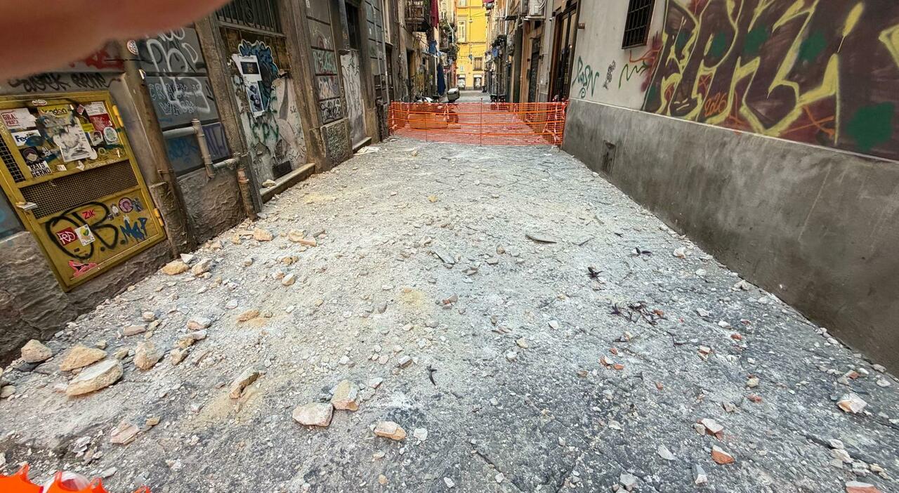 napoli crollano calcinacci nel vicolo della movida tragedia sfiorata strada chiusa per sicurezza