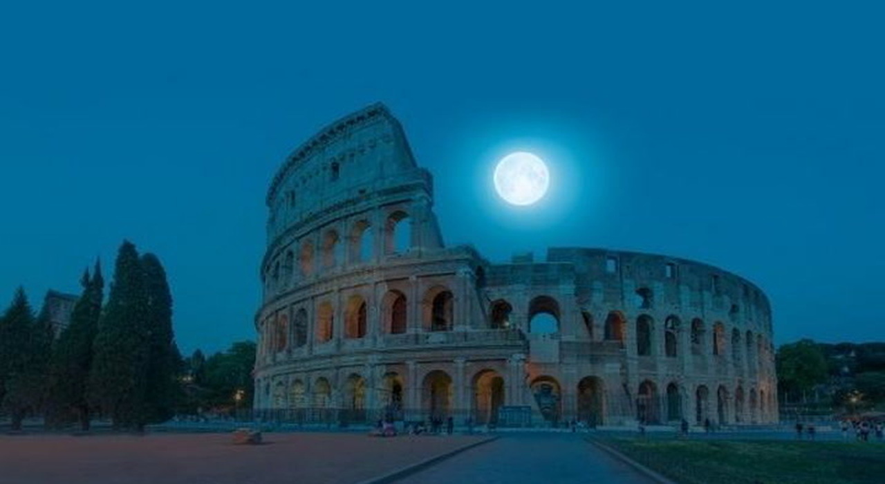 Luna delle Fragole fotografata vicino al Colosseo