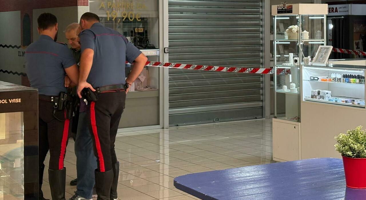 rapina finisce in sparatoria al centro commerciale in provincia di napoli ferito commerciante