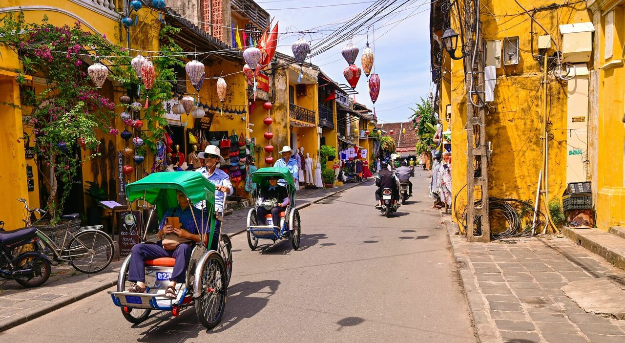 https://statics.cedscdn.it/photos/MED_HIGH/2026/06/26/9616351_26173846_vacanze_2026_dove_andare_vietnam_hoi_an_itinerari_prezzi.jpg