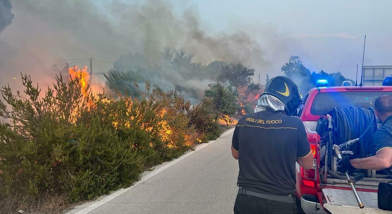 incendi la puglia sotto assedio ma i vigili del fuoco diminuiscono in pensione 53 capi squadra