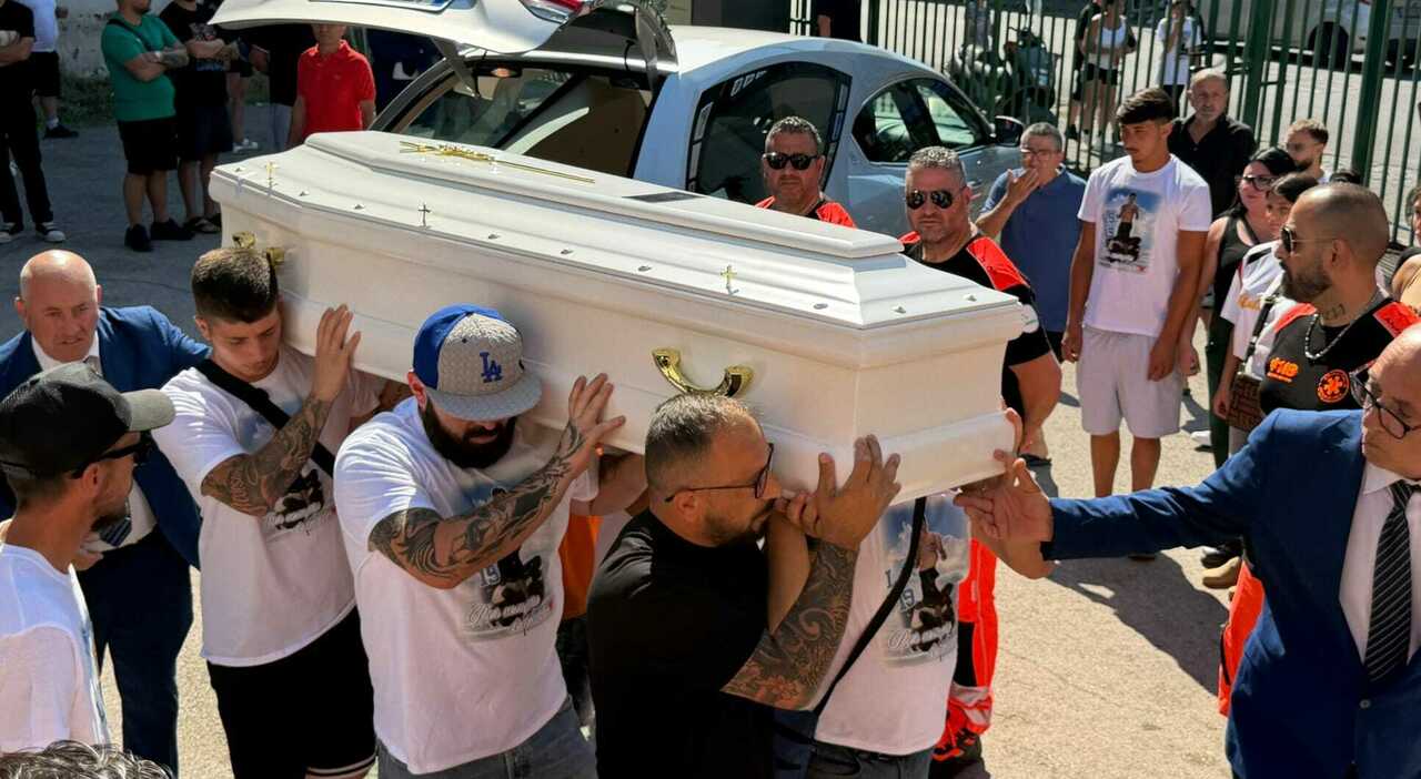 funerali di lorenzo spasiano il dolore degli amici e il monito del parroco chi lo ha ucciso deve pagare e pentirsi