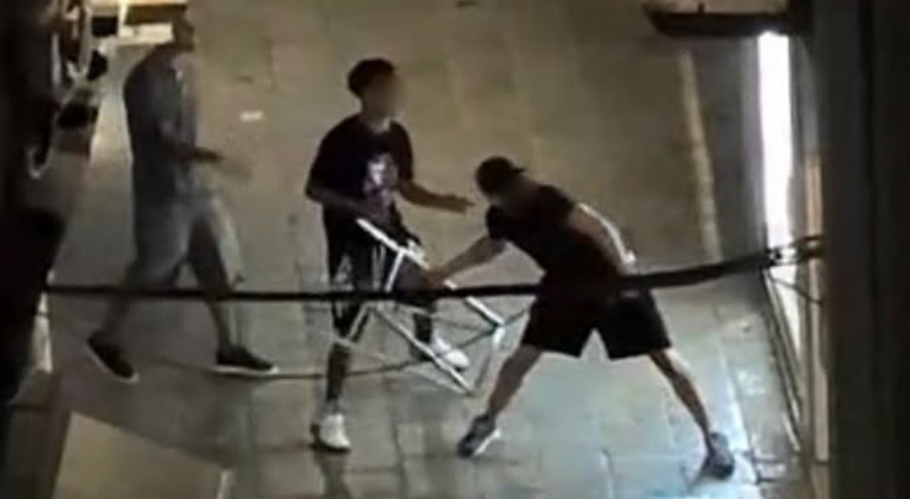 https://statics.cedscdn.it/photos/MED_HIGH/2026/06/27/9617882_27101039_commerciante_aggredito_rialto_bastone_sediate_venezia.jpg