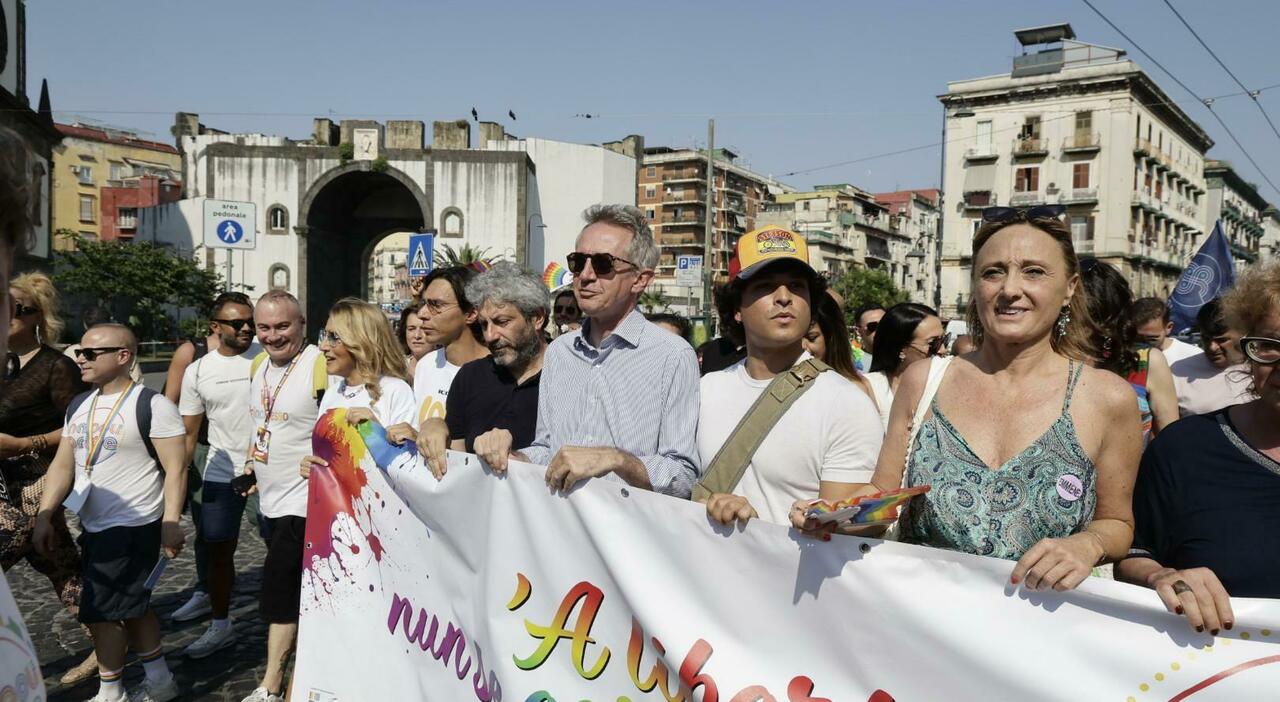 napoli pride 2026 via al corteo da porta capuana presenti manfredi e fico