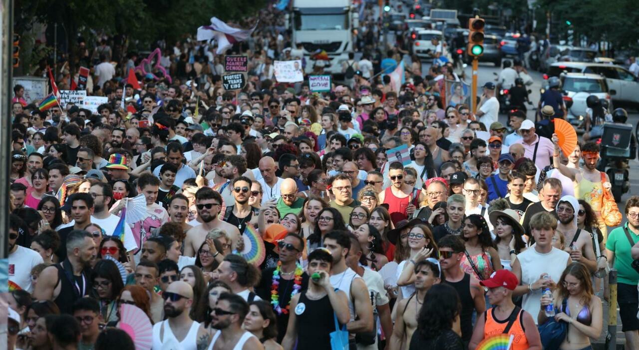 napoli pride 2026 la parata arcobaleno parte da porta capuana tra la folla anche roberto fico e gaetano manfredi