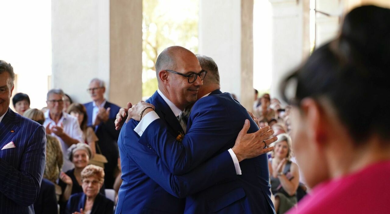 https://statics.cedscdn.it/photos/MED_HIGH/2026/06/27/9618274_27174016_sposi_sindaci_scambio_fedi_abbraccio_colonna_sonora_ennio_morricone_video.jpg