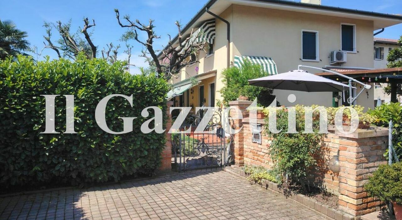 sfigurata con lacido sotto casa dei genitori l operatrice socio sanitaria ha ustioni su 18 del corpo mai visto quell uomo aggressore in fuga
