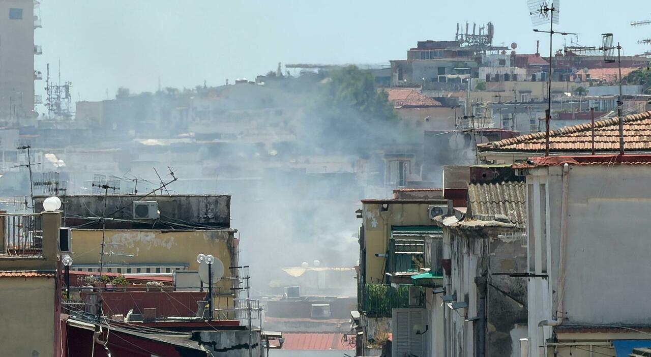 napoli incendio su un terrazzo ai quartieri spagnoli paura e aria irrespirabile