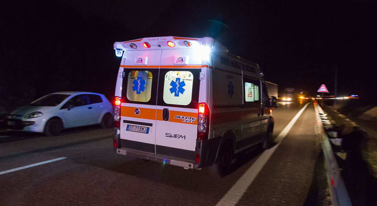 incidente frontale tra moto e auto nella notte due persone morte sul colpo