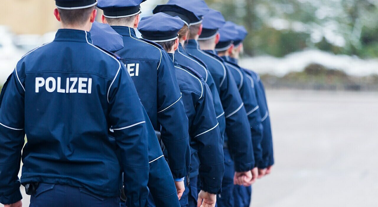 https://statics.cedscdn.it/photos/MED_HIGH/2026/06/29/9621477_29135454_polizeischuler.jpg