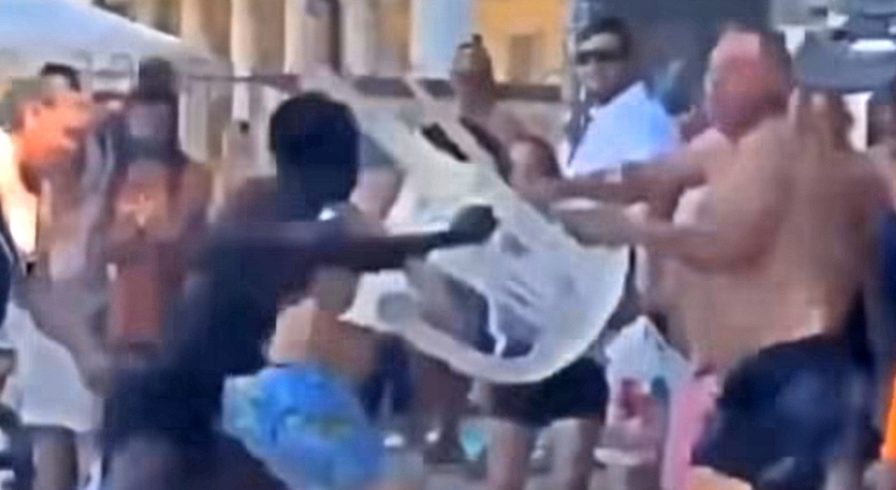 https://statics.cedscdn.it/photos/MED_HIGH/2026/06/29/9621598_29160313_atti_osceni_spiaggia_pegli.jpg